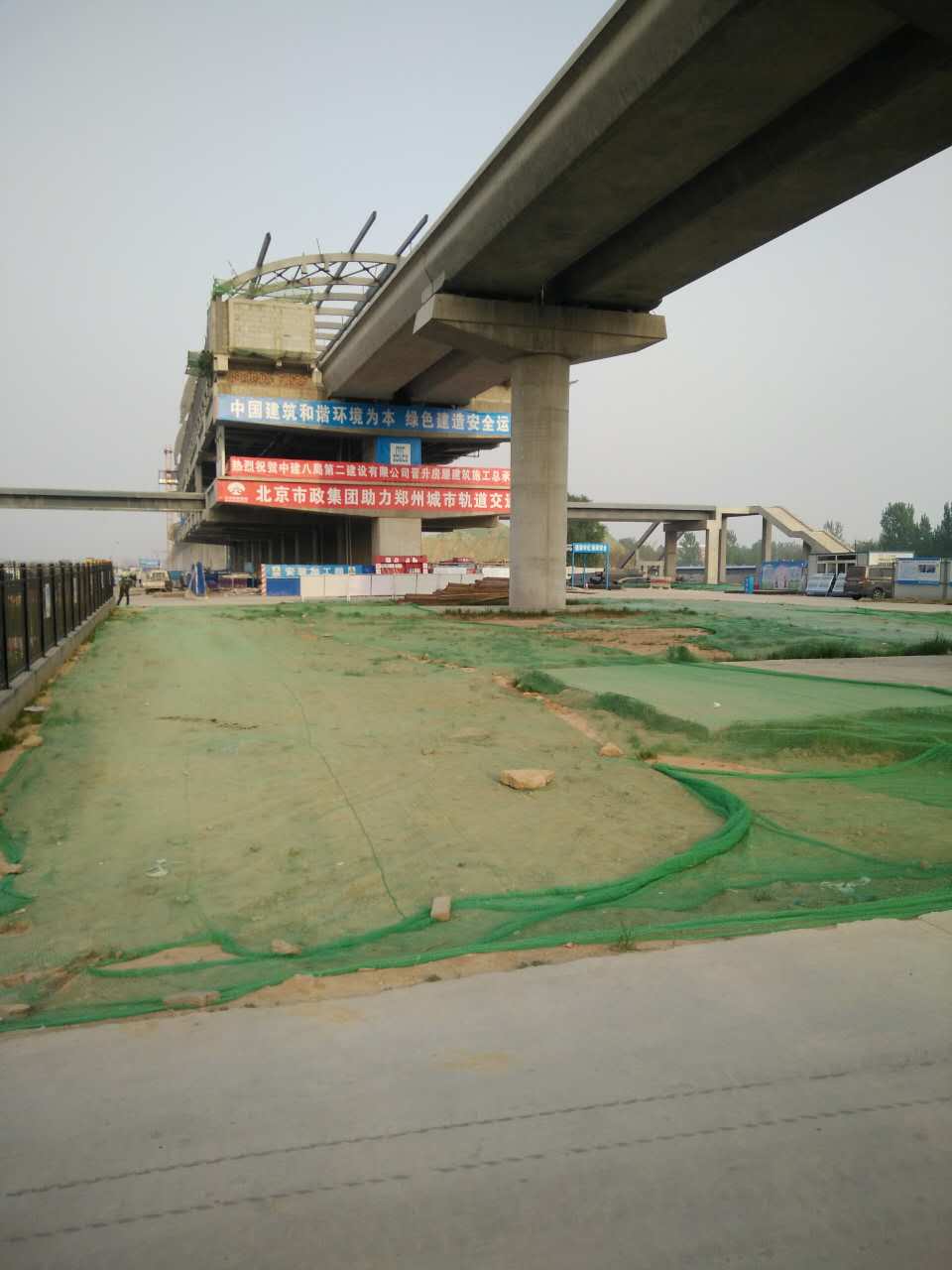 河南新鄭城際鐵路站臺高空安裝
